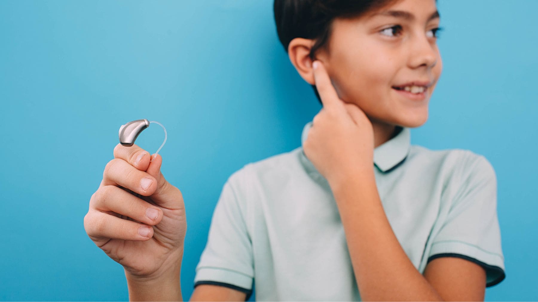 Niño con discapacidad auditiva