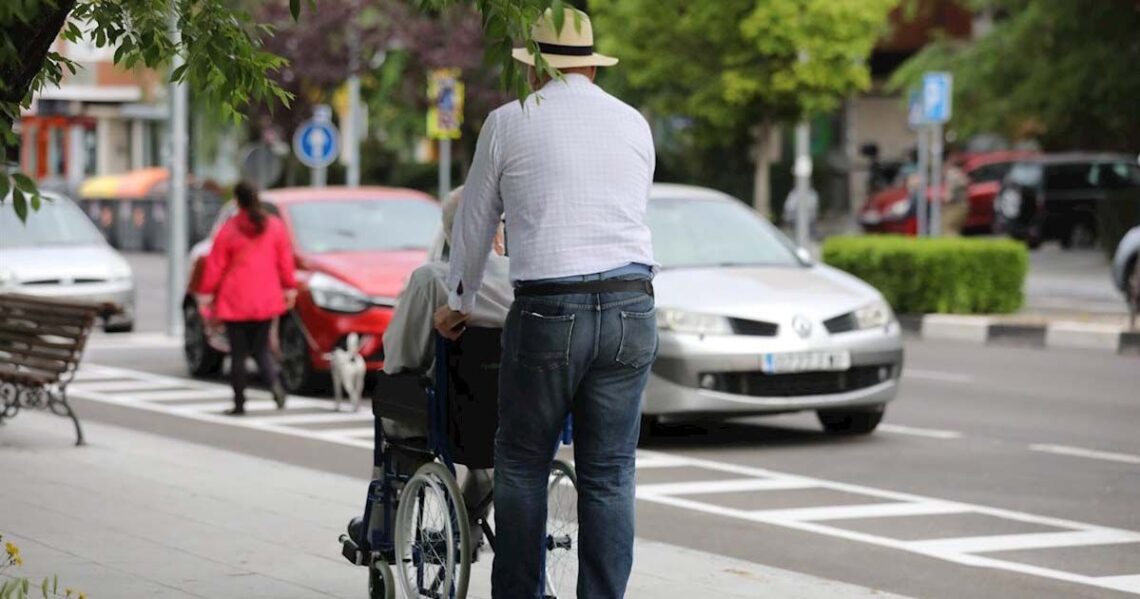 Persona con discapacidad dando un paseo