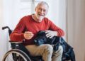Persona con discapacidad en silla de ruedas que puede optar a la pensión por invalidez