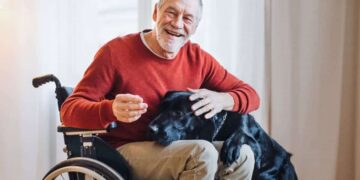 Persona con discapacidad en silla de ruedas que puede optar a la pensión por invalidez