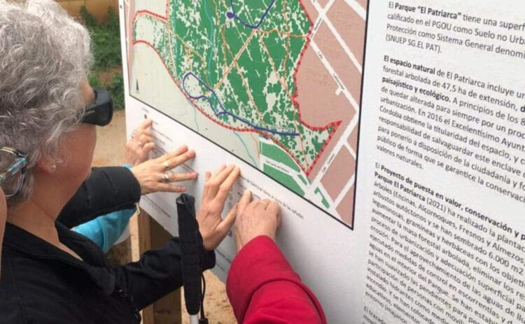 Córdoba crea dos rutas accesibles para personas con discapacidad visual en el parque de El Patriarca