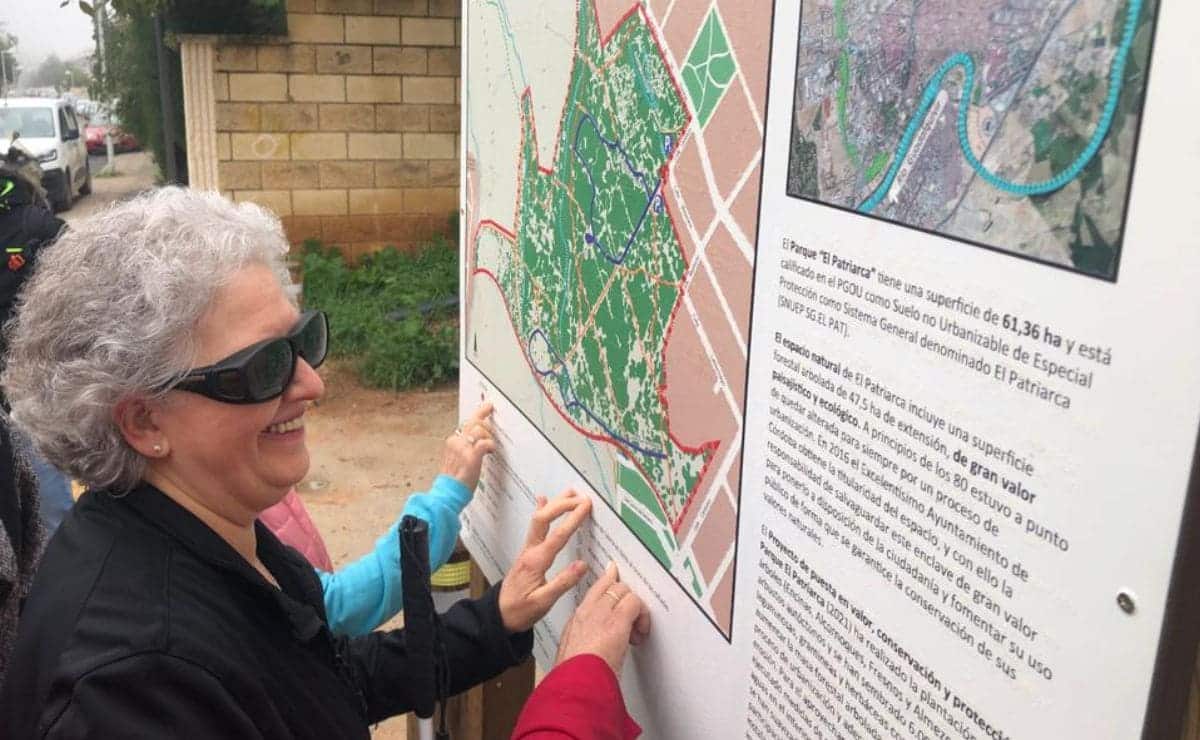 Córdoba crea dos rutas accesibles para personas con discapacidad visual en el parque de El Patriarca