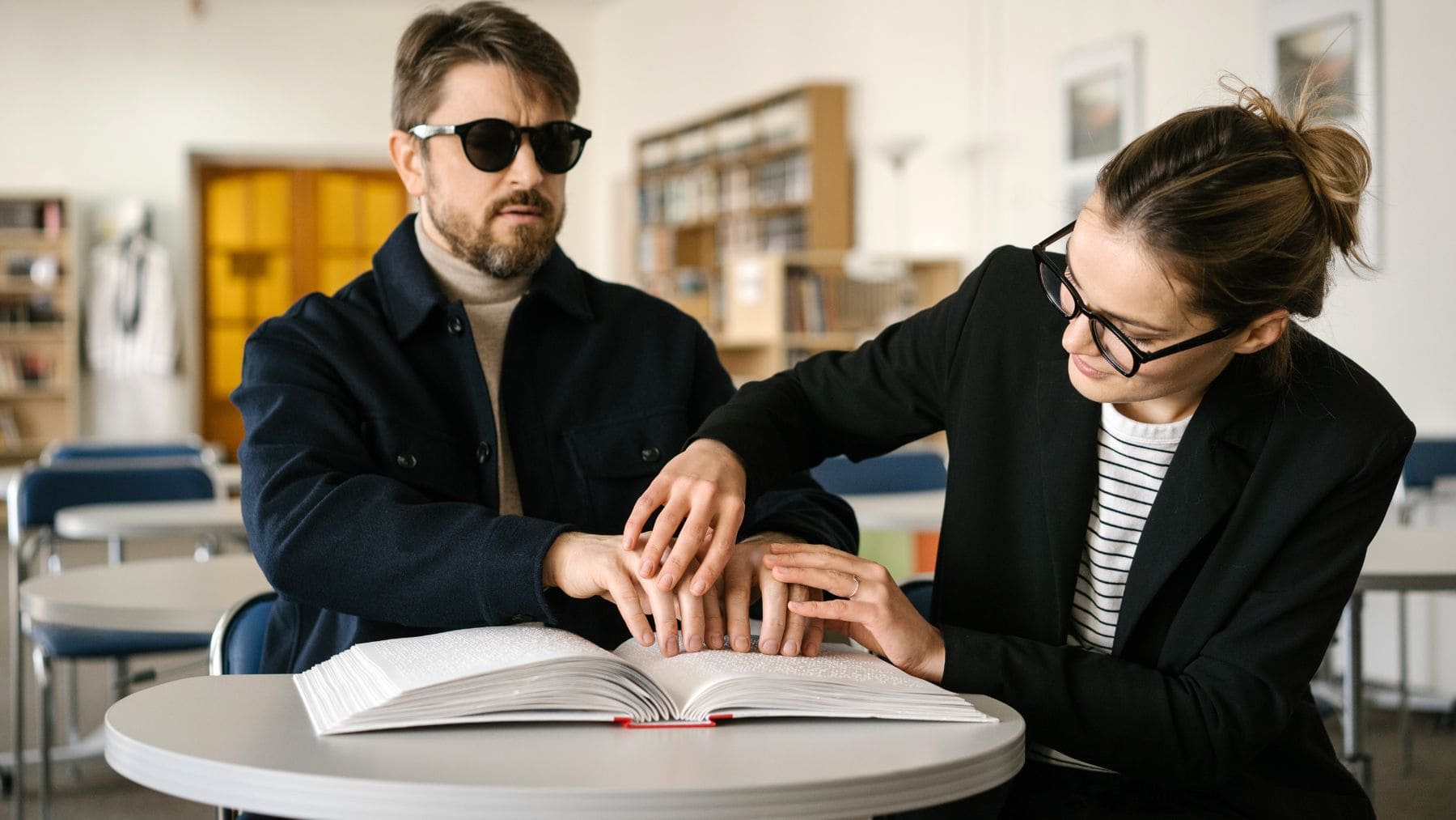 Hombre con discapacidad visual
