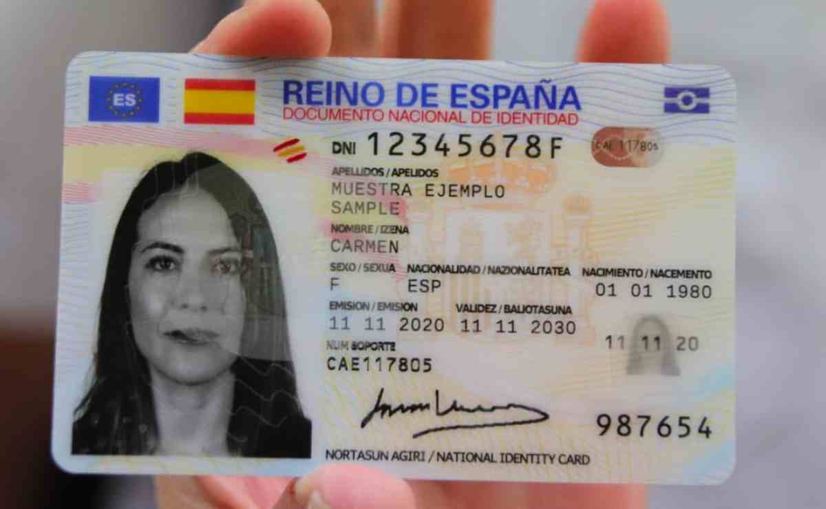 mujer ordenador dni carné identidad documento nacional policía