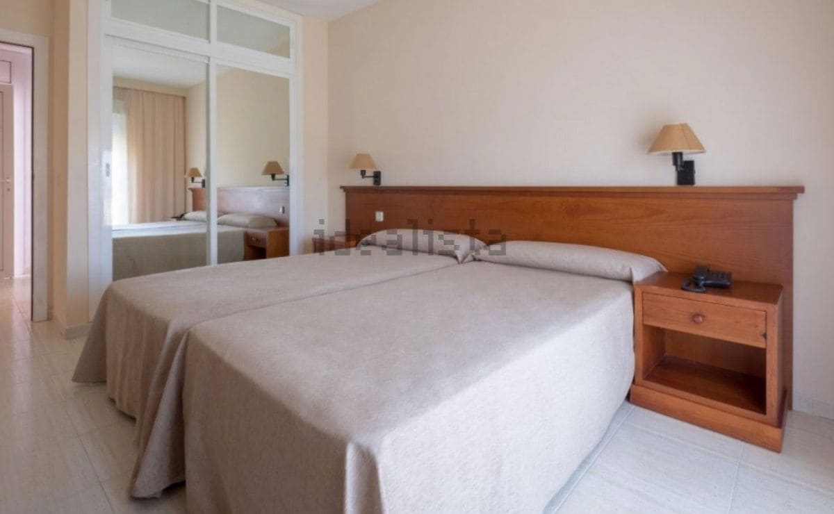 Dormitorio del piso más barato a la venta en La Barrosa (Chiclana), según Idealista