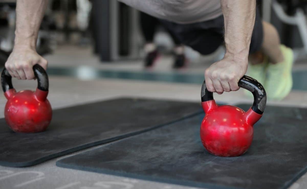 Ejercicio físico deporte pesas salud alimento cardiovascular gimnasio