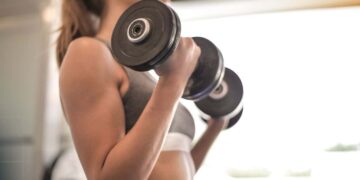 Ejercicio físico deporte pesas salud alimento cardiovascular gimnasio