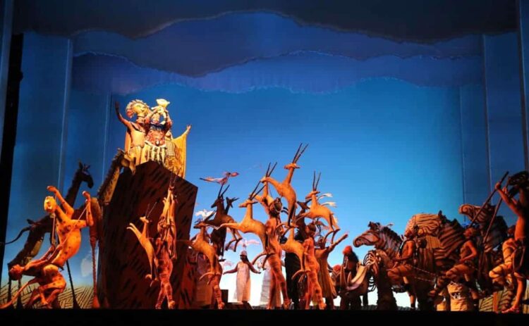 Escena inicial del musical 'El Rey León' en Madrid