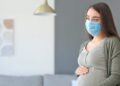 Mujer embarazada con mascarilla