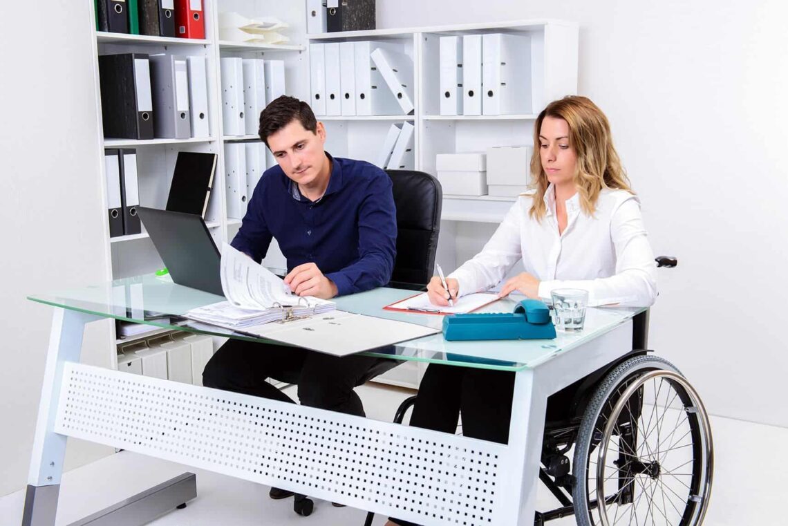 Persona con discapacidad en su puesto de trabajo