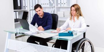 Persona con discapacidad en su puesto de trabajo