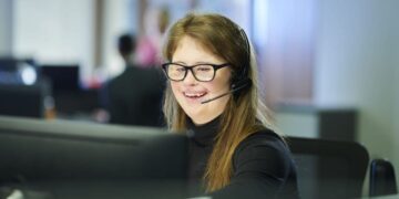 Persona con discapacidad en su puesto de empleo