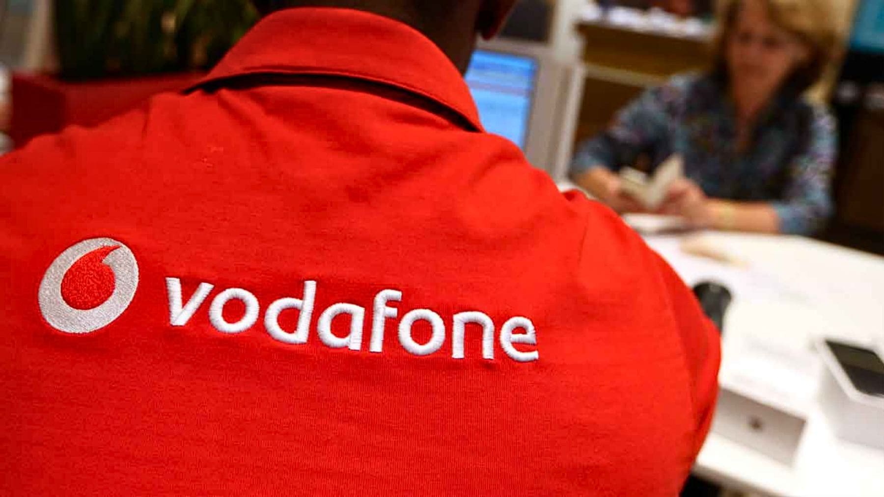 Imagen de un trabajador de Vodafone