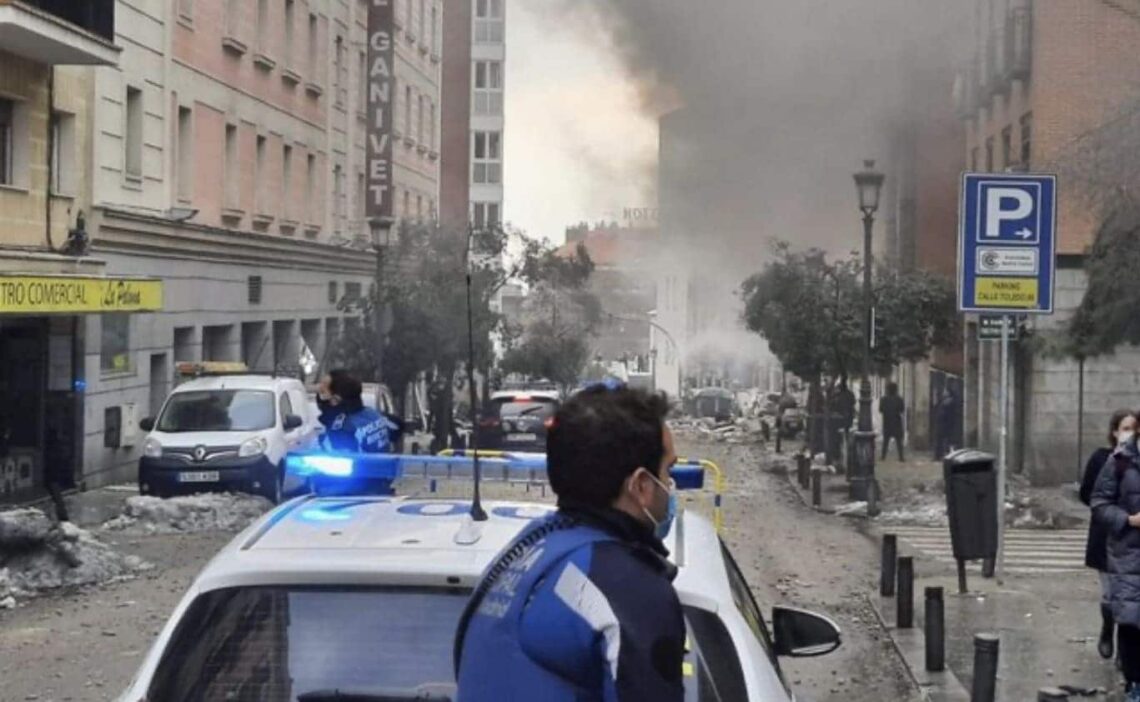 Explosión en parte de un edificio en la calle Toledo de Madrid - EUROPA PRESS