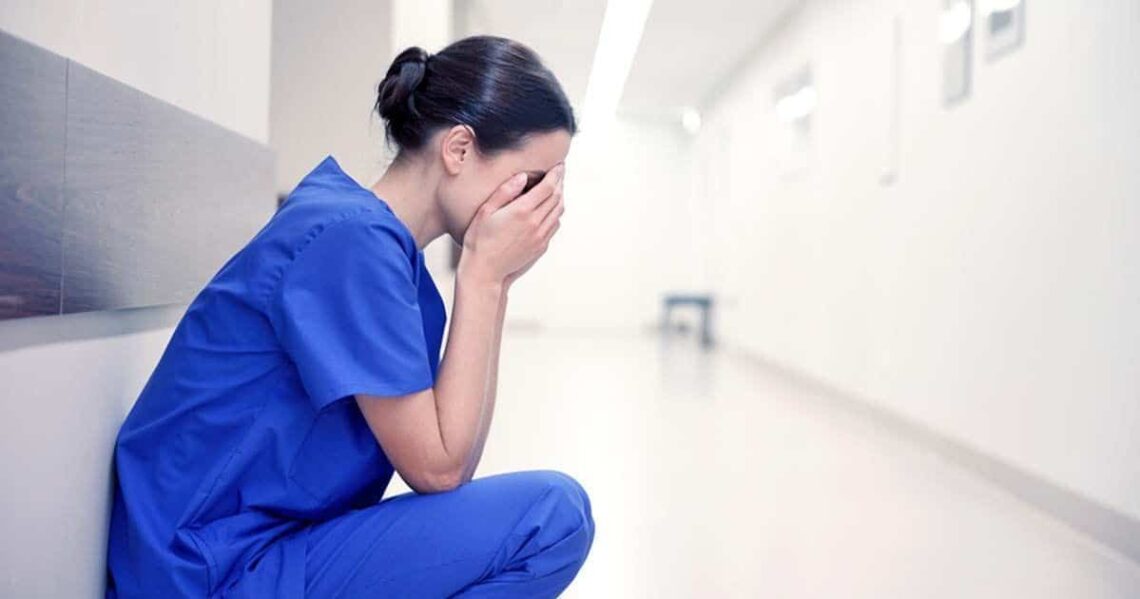 Enfermera llorando la muerte de un compañero por coronavirus