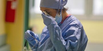 Enfermera se protege ante la pandemia de Coronavirus