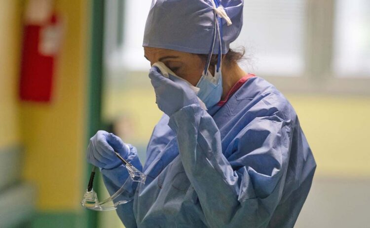 Enfermera se protege ante la pandemia de Coronavirus