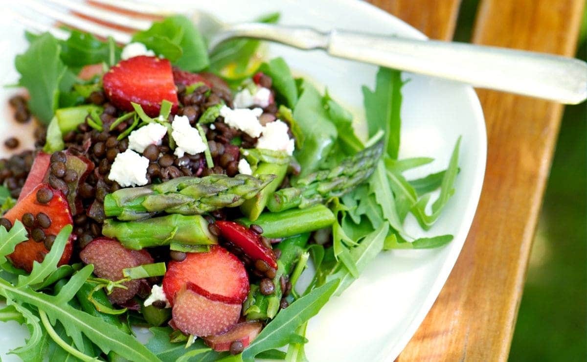 Ensalada de lentejas con espárragos y fresas