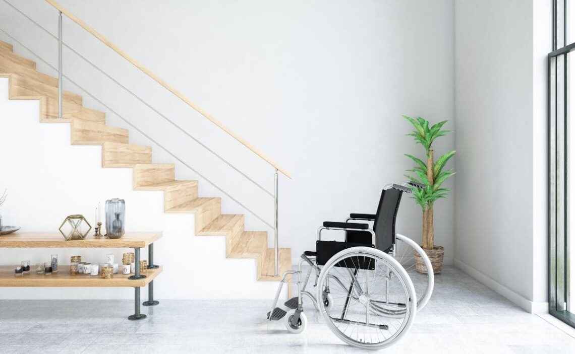 Las escaleras son un gran obstáculo en las viviendas de las personas con discapacidad