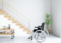 Las escaleras son un gran obstáculo en las viviendas de las personas con discapacidad