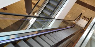 Te contamos como deben ser los andenes móviles y escaleras mecánicas en la nueva normativa de accesibilidad