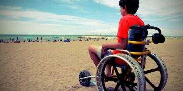 esclerosis multiple discapacidad niño silla de ruedas playa