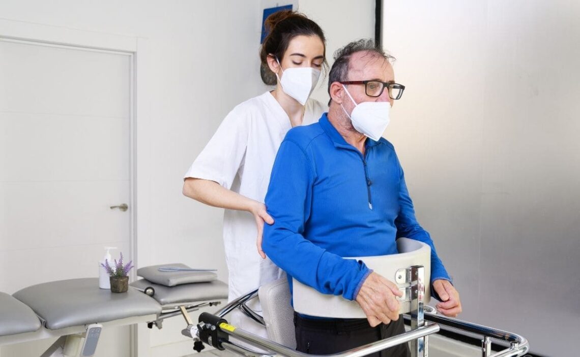 Paciente con esclerosis múltiple realizando ejercicios de fisioterapia