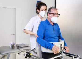 Paciente con esclerosis múltiple realizando ejercicios de fisioterapia