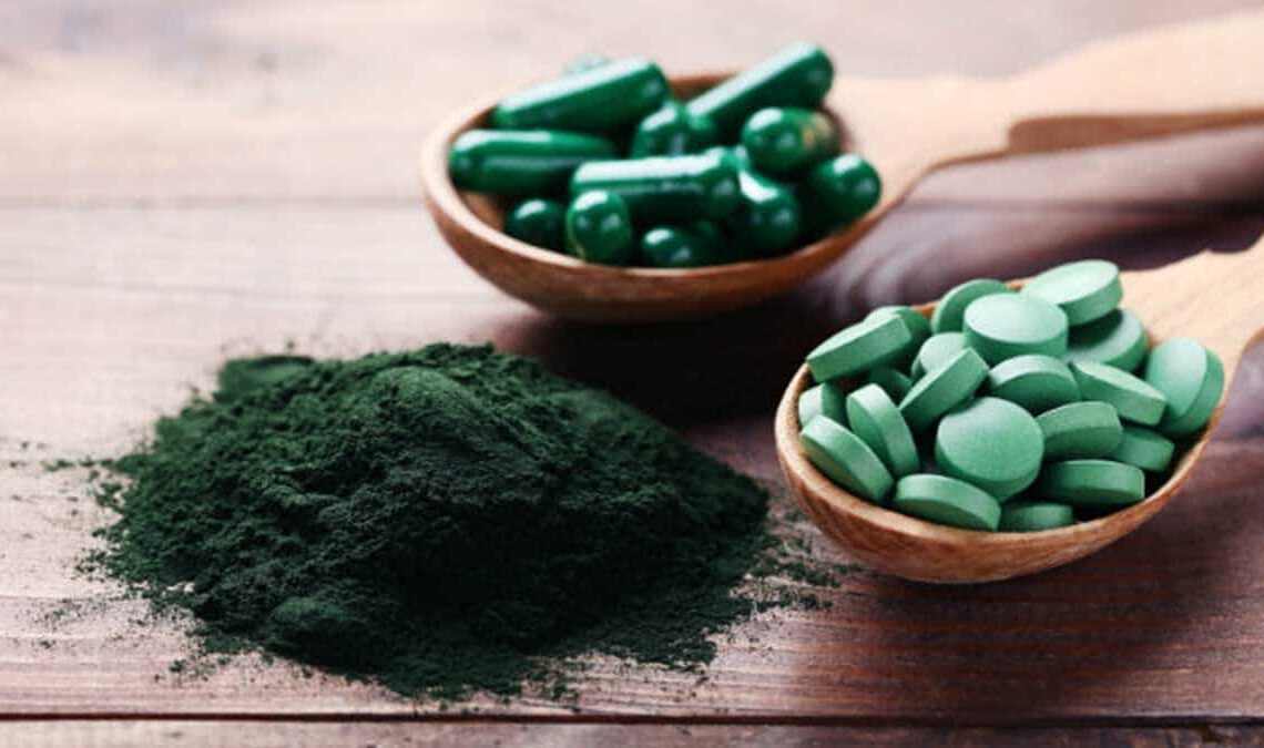 Espirulina en polvo y comprimidos