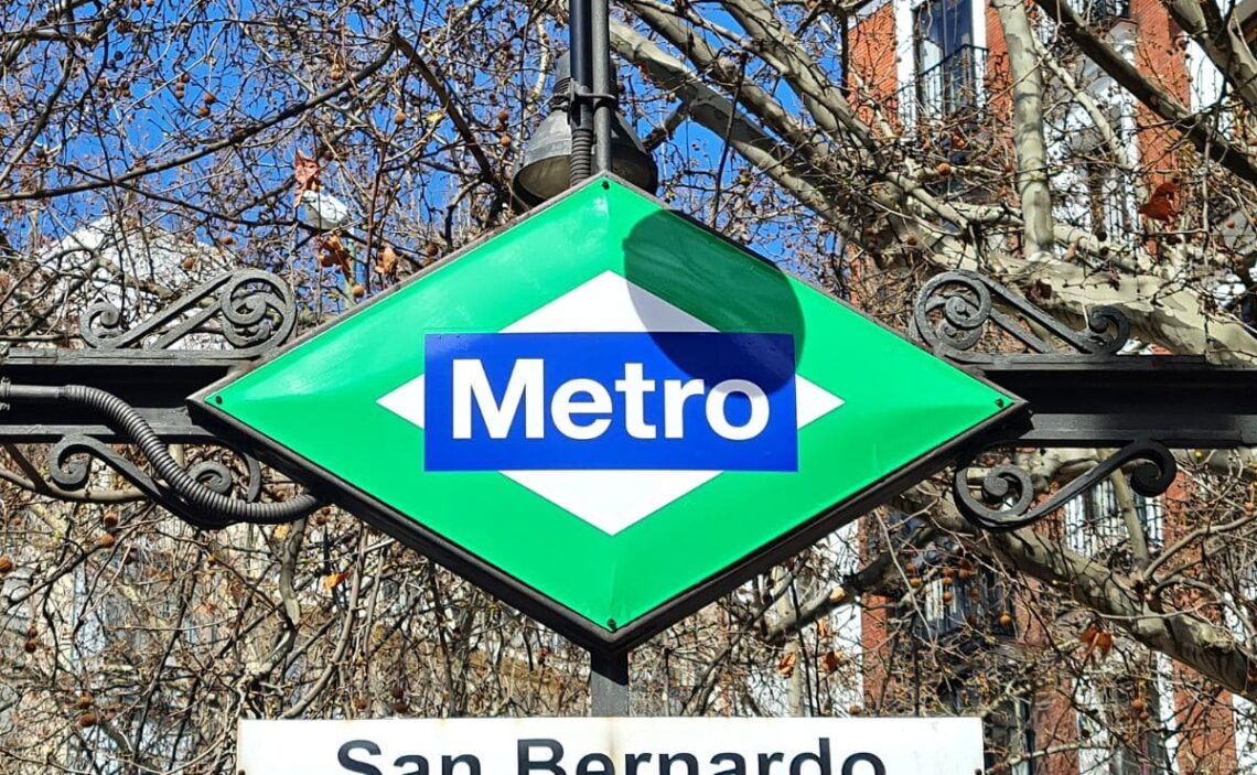 La estación de metro de Madrid se viste de verde para celebrar el Día de San Patricio