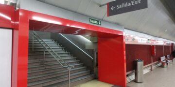 Escalera de salida de la Estación de Recoletos de ADIF