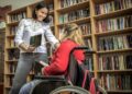 estudiante con discapacidad biblioteca ayudas