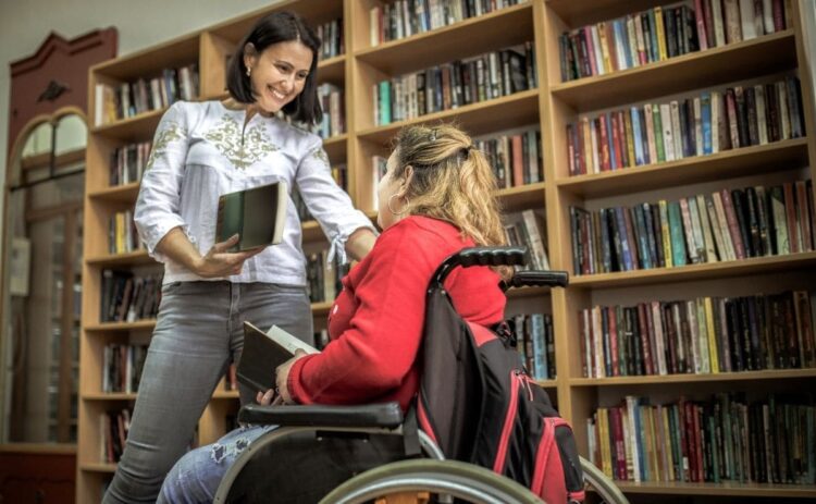 estudiante con discapacidad biblioteca ayudas
