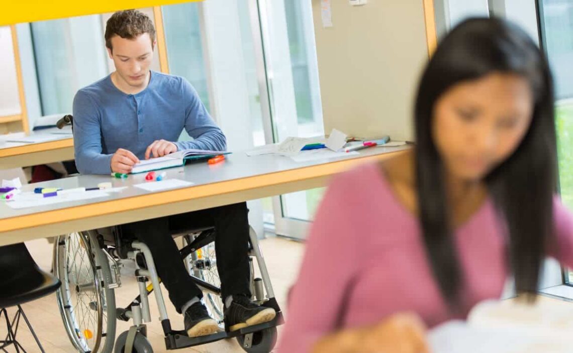 Estudiante con discapacidad de la Fundación Adecco