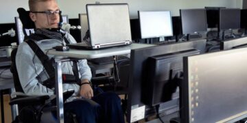 Estudiante con discapacidad que puede optar a las becas de Fundación ONCE