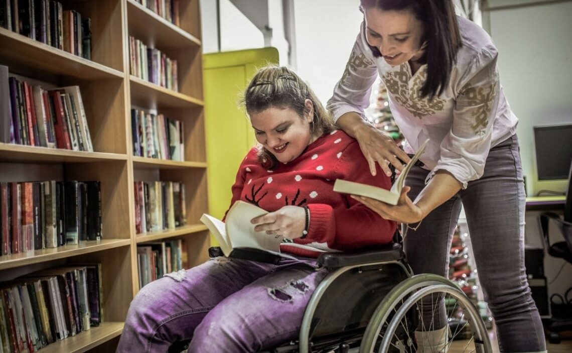 estudiante discapacidad silla de ruedas