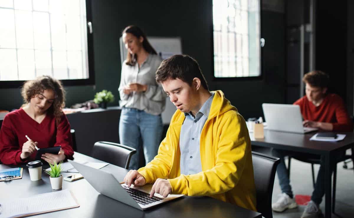 Estudiante con discapacidad que puede optar a las becas de Fundación ONCE