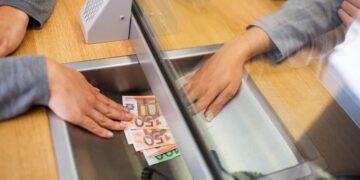 euro cajero automático dinero cuenta bancaria entidad financiera banco espana
