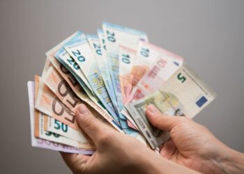 La Agencia Estatal de Administración Tributaria (AEAT) es el órgano que se encarga de la gestión de la deducción por cónyuge con discapacidad a cargo