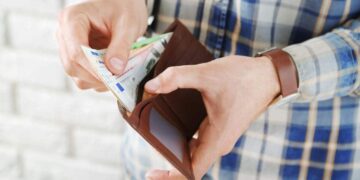 El aviso de Caixabank sobre el dinero que pueden llevar en la cartera