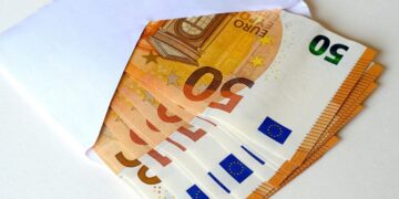 El informe de la OCU que señala al Gobierno y la ayuda de 200 euros