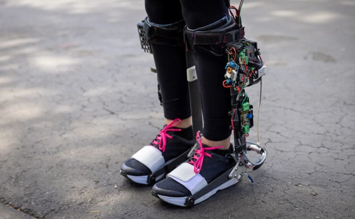 Nuevas botas robóticas de exoesqueleto que han lanzado desde el Laboratorio de Biomecatrónica de la Universidad de Stanford
