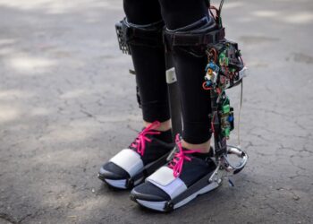 Nuevas botas robóticas de exoesqueleto que han lanzado desde el Laboratorio de Biomecatrónica de la Universidad de Stanford