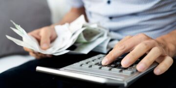 Trabajador autónomo haciendo cuentas