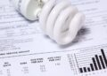 La OCU lanza un aviso sobre la contratación de la factura de la luz