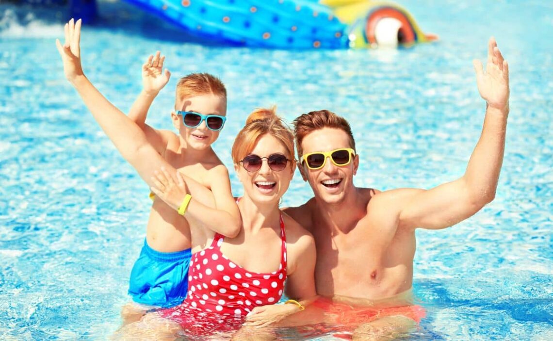 familia piscina descanso vacaciones agua amigos padre hijo seguridad verano
