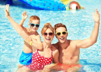 familia piscina descanso vacaciones agua amigos padre hijo seguridad verano