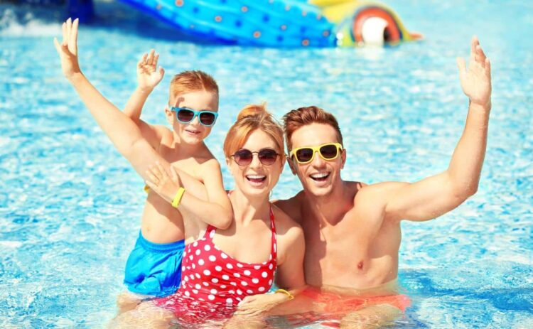 familia piscina descanso vacaciones agua amigos padre hijo seguridad verano