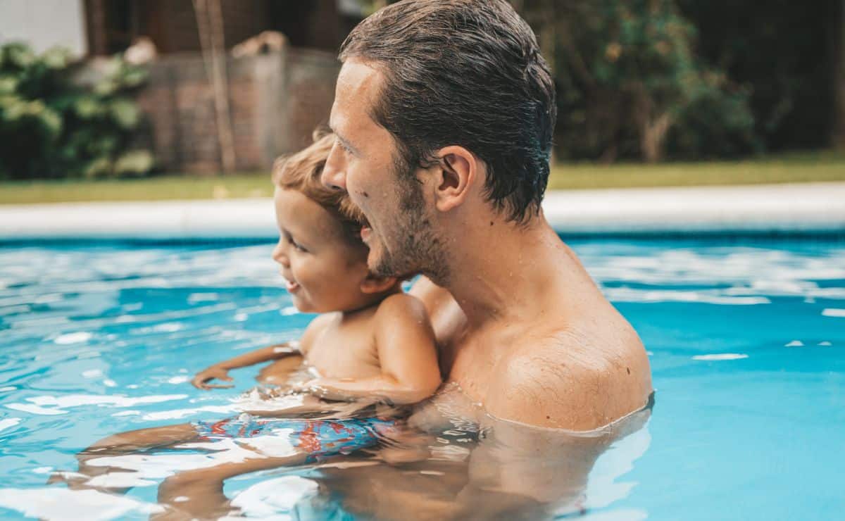 familia piscina descanso vacaciones agua amigos padre hijo seguridad verano