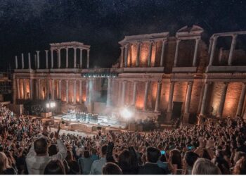El público disfruta de una de las actuaciones del festival Stone & Music de Mérida